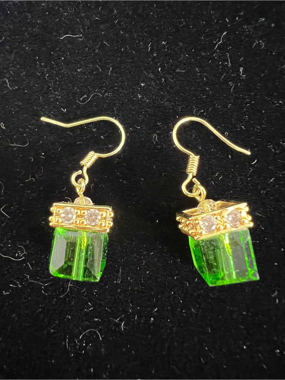Brand New-Beautiful Art Deco Style Green Cube Crystal Drop Earrings